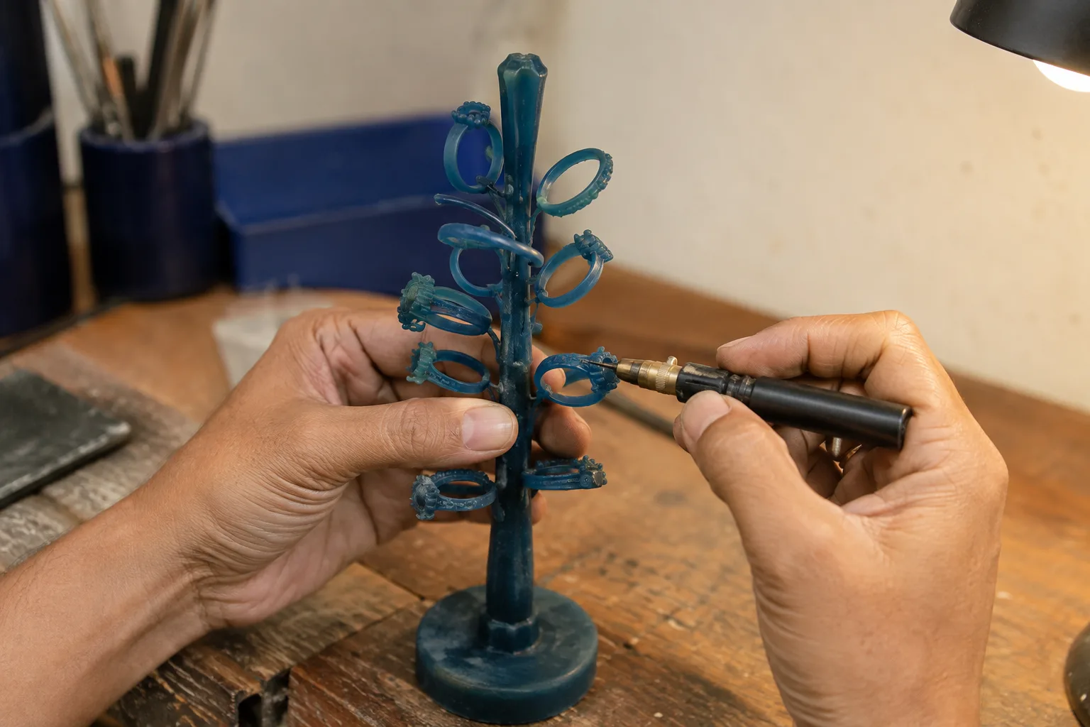 Menyiapkan model lilin perhiasan